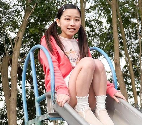 【ＶＲ】幼い極小マ○コ中出し！公園で見つけた女の子を勝手に青田買い