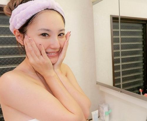 【ＶＲ】「凄いじゃんめっちゃ勃っとるやん」終電逃し女上司の家に泊まる事に…スッピン姿とノーブラ姿で誘惑され…