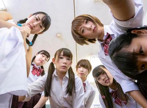 【身長10cmになっちゃうＶＲ！】小さくなる薬を飲んで、クラスメイトの着替えを覗いていたら、見つかって大変な事に！