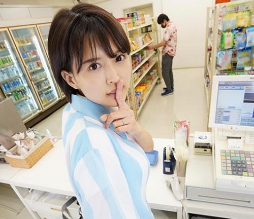 【ＶＲ】バイト先で出会った人妻（葵つかさ）とコンビニ下衆不倫！店内でも帰ってからも不倫ＳＥＸは続く！