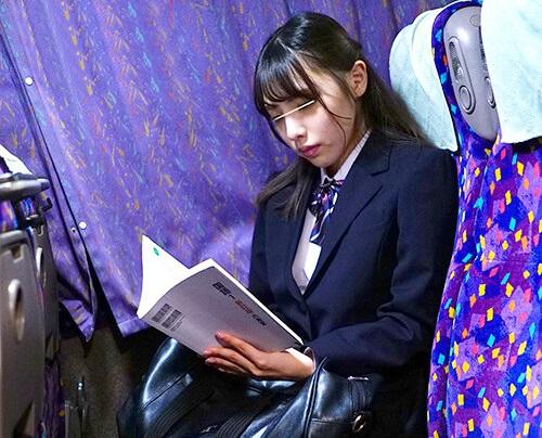 【ＶＲ】深夜バス・サイレント痴漢！深夜バスで乗り合わせたのはスレンダーで色白な女子高生を狙う！