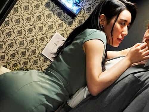【巨尻の誘惑】ほろ酔いになっておま〇こが疼きだした清楚な美女がチ〇ポを挑発しピンクのアナルを見せつけ背面杭打ちで。。。