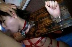 【閲覧注意】可愛い女の子が両手を固定されて喉を激しくチンコで突かれてしまう