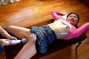 【企画】電マが与える初めての快感に声を上げながら何度も絶頂してしまう女の子