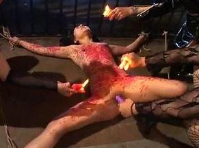 【閲覧注意】スレンダーボディの美女が全身を蝋燭責めされて悶絶する
