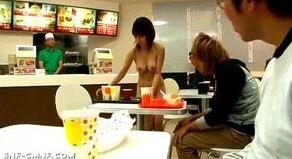 【企画】スッポンポンになってお客さんに接客することになってしまった女の子