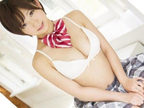 【紗倉まな】美尻を突き上げ悩殺ポーズする美少女が背後からチ〇ポに即ハメされ驚嘆と快感！そのまま跨らせたら杭打ちで。。。
