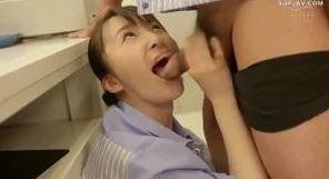 【月野かすみ】時給をアップする代わりに店長のチンポのお世話をすることになったお姉さん