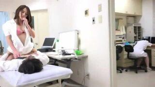 天真爛漫な看護師にセクハラ痴漢!パンツを脱衣しておっぱいを弄りまわす