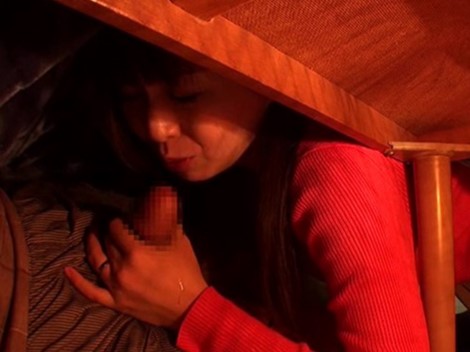 ≪寝取られ≫「何するのぉ。」巨乳清楚な奥様のこたつの中でド淫乱エッチ